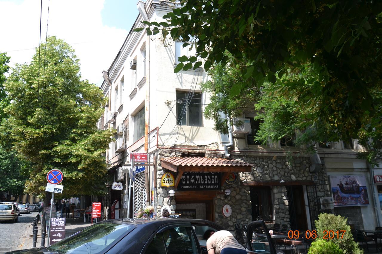 Guest House Gio Tbilisi Esterno foto