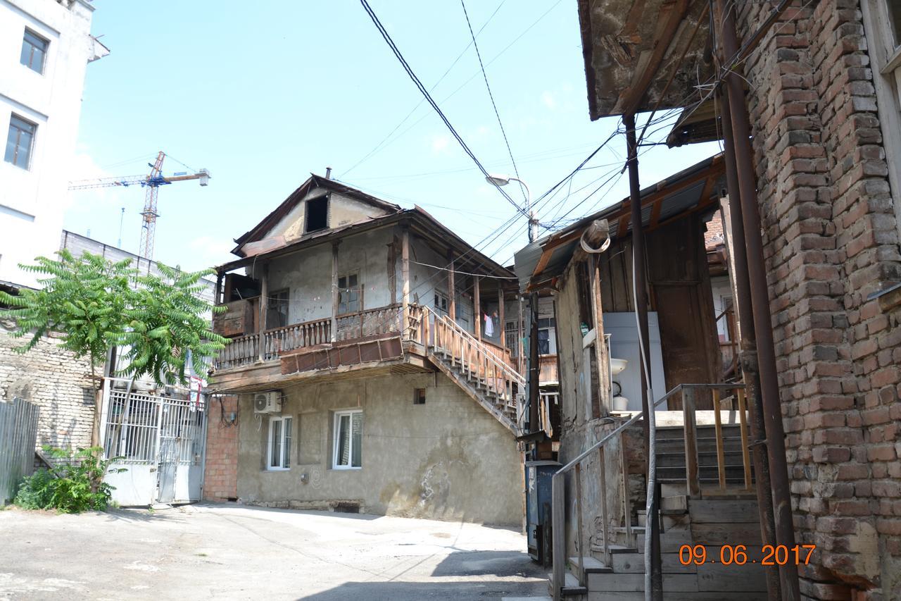 Guest House Gio Tbilisi Esterno foto