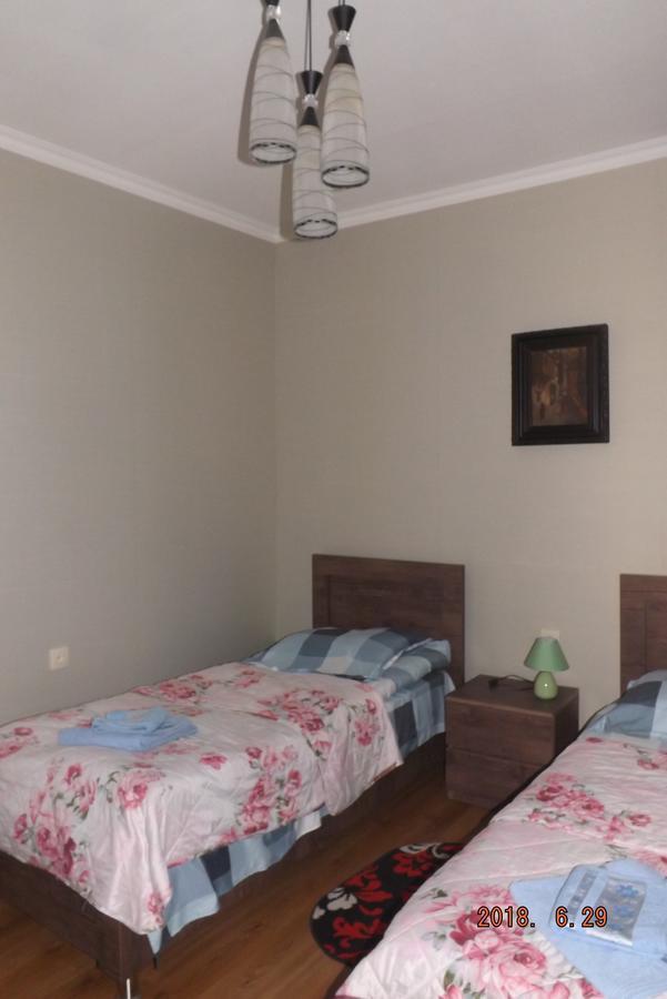 Guest House Gio Tbilisi Esterno foto